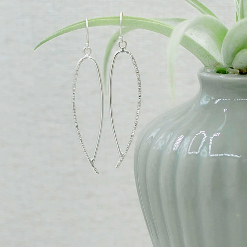 Textured asymmetric oval dangle earrings